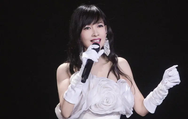 ▲周慧敏（如圖）為何愛上倪震？她曾在一封聲明中寫道：「沒有倪震，成就不了今天的周慧敏」，認為是倪震的陪伴和照顧才有今日的她，因此即便被劈腿，周慧敏也護航倪震，稱與他相愛此生無憾。（圖／周慧敏臉書）