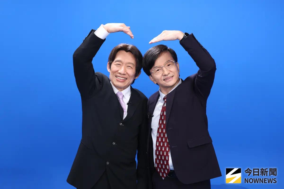 ▲《鄉民大學問》100集重現《全民大悶鍋》，郭子乾（左）再度扮演「賴青德」合體老搭檔「阿匾總統」唐從聖（右），現場笑聲不斷。（圖／NOWNEWS）