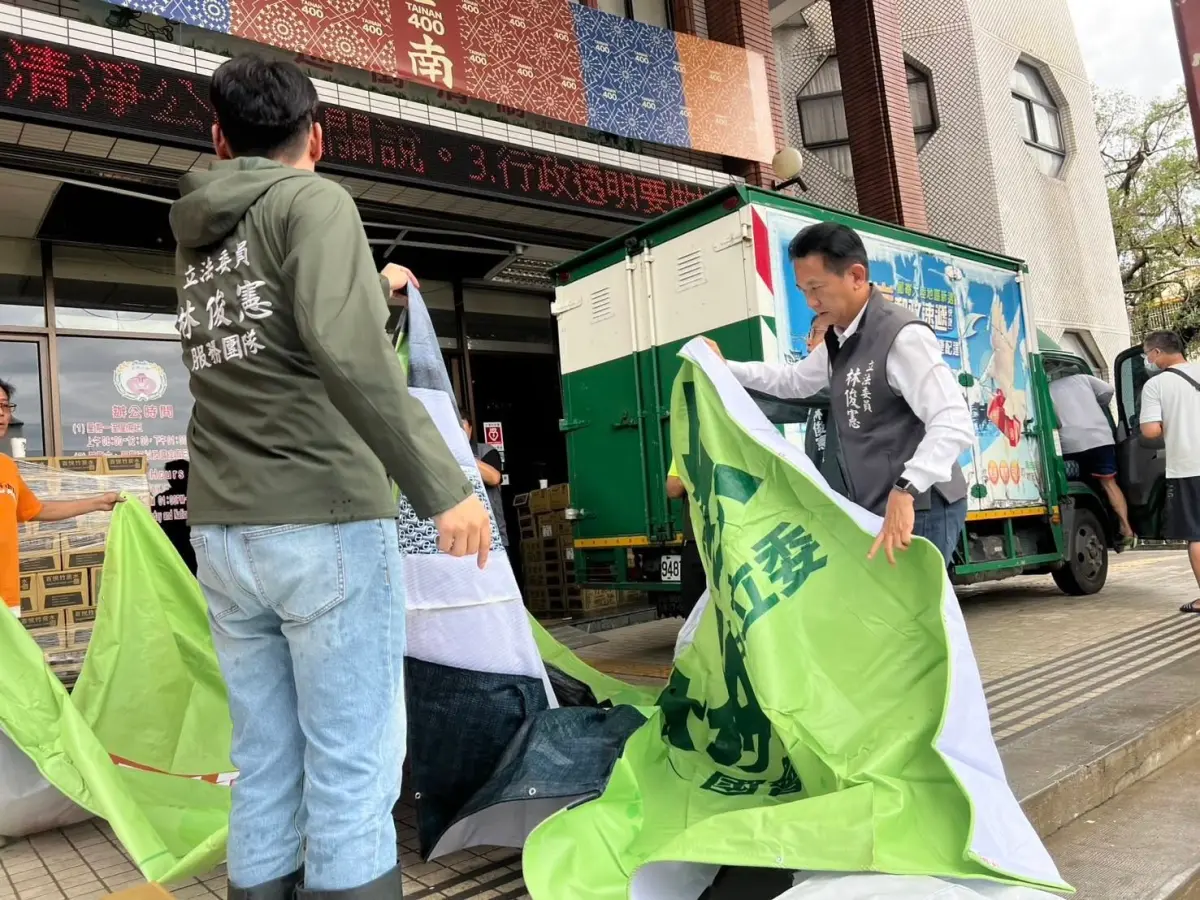 ▲先前民眾曾發起「林俊憲看板路跑」，暗酸林俊憲的宣傳看板實在太多，現在本尊也將這些物貢獻出來，緊急協助救災。（圖／翻攝自林俊憲臉書）