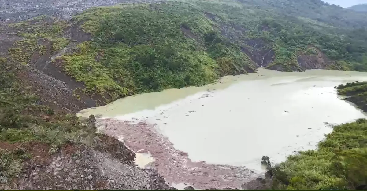 ▲南投縣竹山鎮鯉魚國小因草嶺堰塞湖連續停班課2天。（圖／讀者蘇大昆提供，2025.07.10）