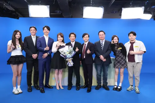 ▲黃暐翰（左二）、吳崢（左三）、錢怡君（左四）、蔡正元（右三）等為《鄉民大學問》送上百集祝賀。（圖／NOWNEWS）