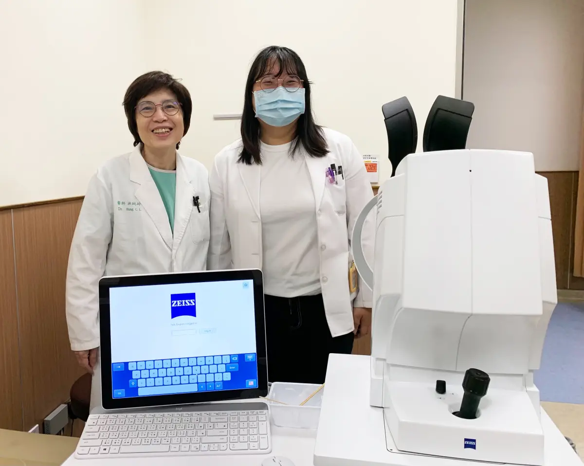▲眼科醫學中心洪純玲副院長(左)與眼科驗光師魏嘉萱分析求診的眼疲勞病患，統計結果主要是長時間使用螢幕沒有休息、沒有適度補充水分。（圖／安南醫院提供）