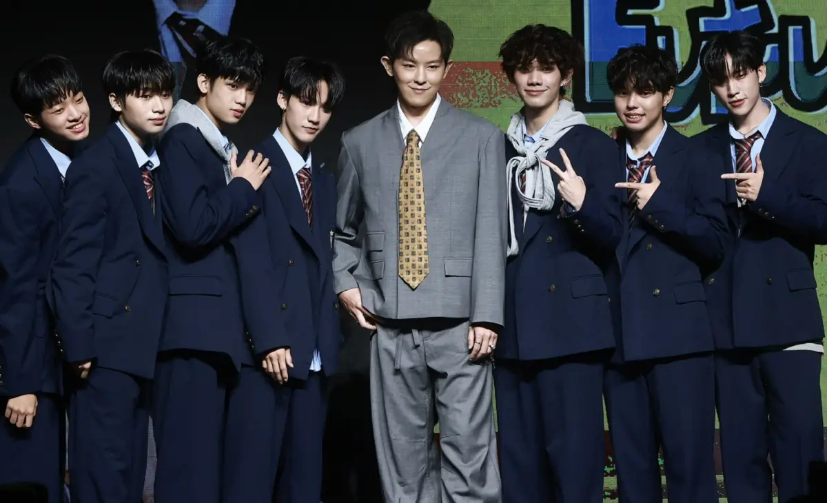 ▲曾為F.F.O擔任導師的敖犬（中），特地在他們專輯首發記者會上獻禮替他們打氣，原來是遊戲機台，希望提醒他們每次有衝突時，就想到自己的歌曲〈不理我就去打電動〉，不要真的發生衝突。（圖／記者葉政勳攝）