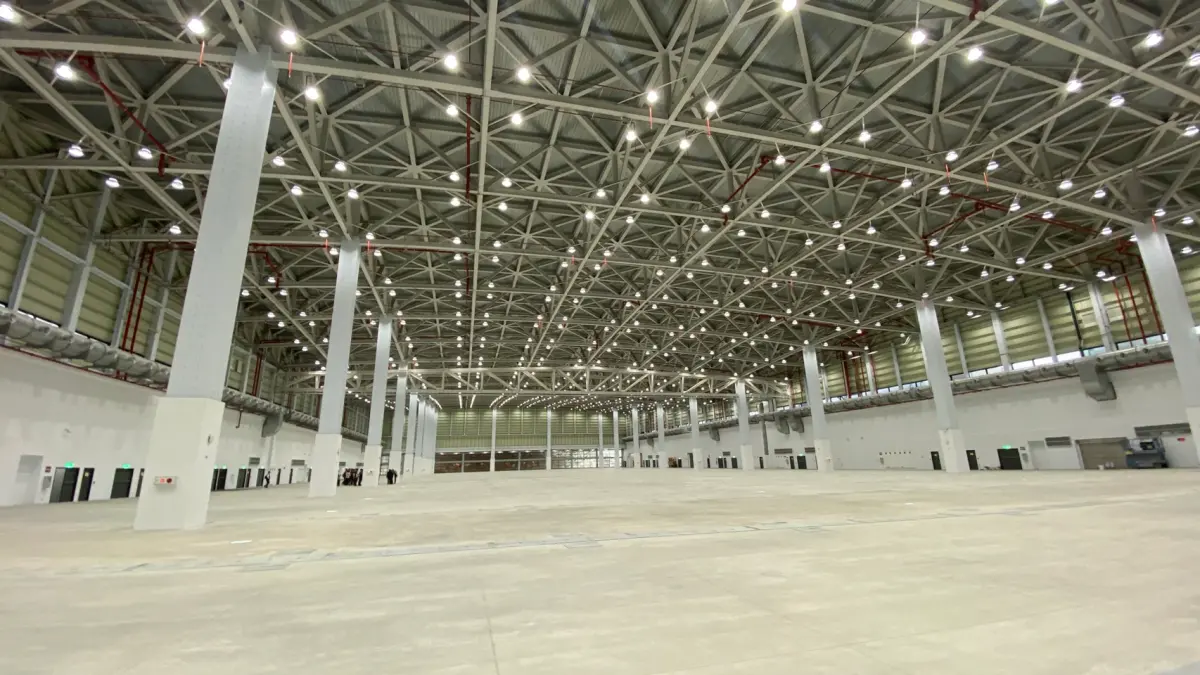 ▲台中國際會展中心由展覽館與會議中心組成，占地9.8公頃，樓地板面積達13萬平方公尺，可容納1600個展覽攤位(圖／楊瓊瓔提供2025.7.10)