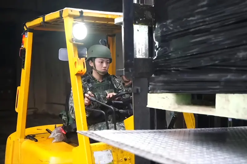 ▲第四作戰區四支部官兵執行彈藥預屯作業，確保戰時彈藥供應不中斷。（圖／第四作戰區提供）