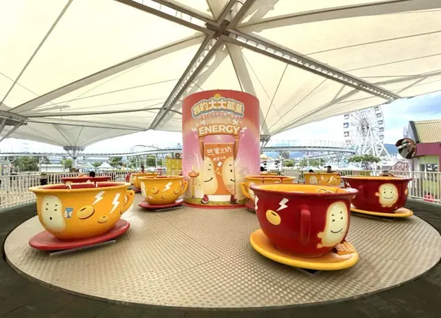 ▲今夏最適合大小朋友放電的臺北兒童新樂園，在三樓棚頂區的轉轉咖啡杯，又看得到統一蜜豆奶啦！（圖／品牌提供）