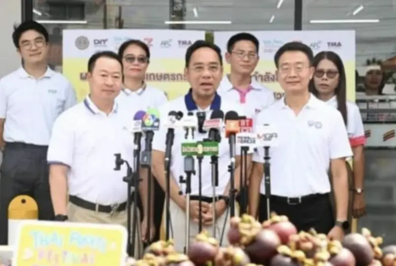 ▲泰國人力短缺，政府派出軍人及更生人加入採收水果的行列。（圖／翻攝自MGR Online）