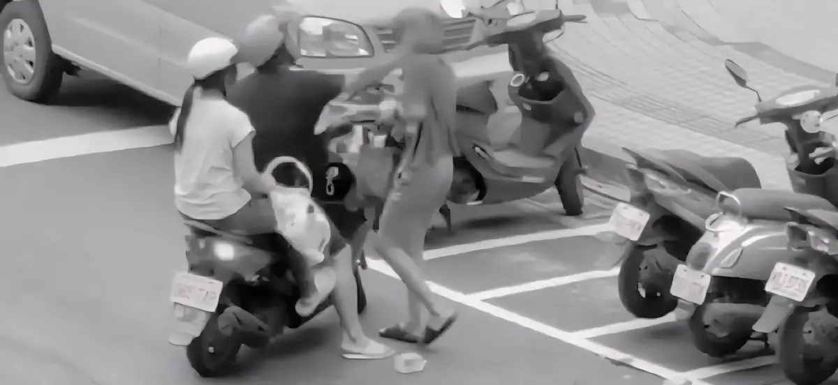 ▲土城明德路一名騎機車的男子拿安全帽打小孩還對小孩潑飲料，新北地檢署查出他違反保護令聲請羈押。（圖／民眾提供）