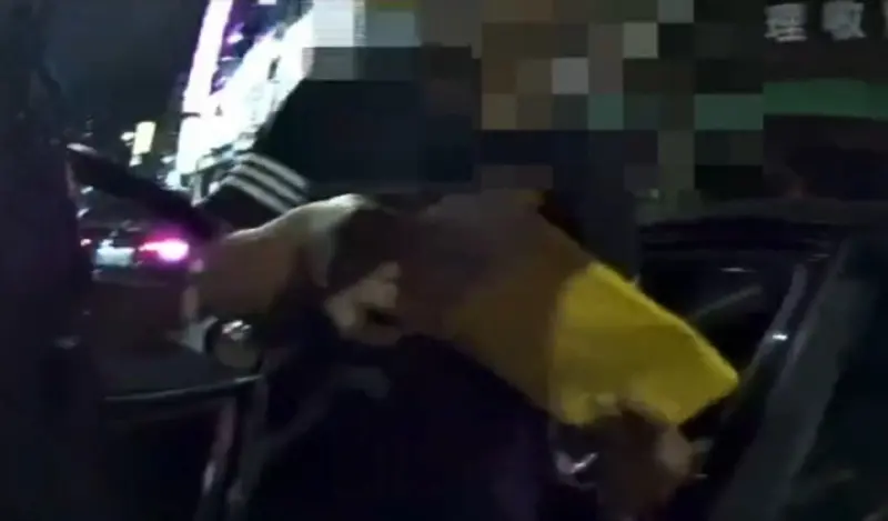 ▲高姓男子因違規停車，遭保大巡邏員警攔檢，過程中心虛自動交出達911包三級毒品咖啡包、37包K他命的背包。(圖／記者郭凱杰翻攝)