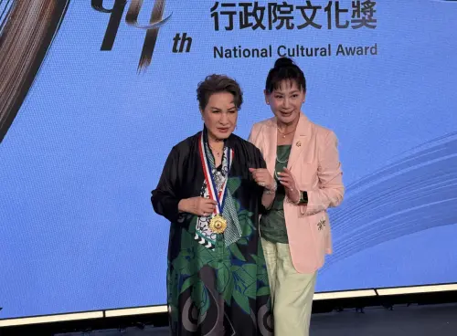 ▲楊麗花（左）與陳亞蘭（右）師徒情深，領取行政院文化獎章的重要場合，陳亞蘭也上台向她致意。（圖／記者蘇詠智攝）