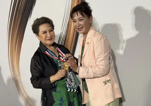 ▲楊麗花（左）不只會擔任陳亞蘭（右）演出的總監與總導演，之前到英法自由行也有陳亞蘭等弟子、朋友陪伴。（圖／記者蘇詠智攝）