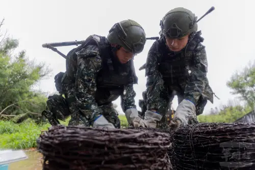 ▲漢光41號演習，澎防部步兵營執行「阻絕物資裝載整備」演練。（圖／軍聞社提供）