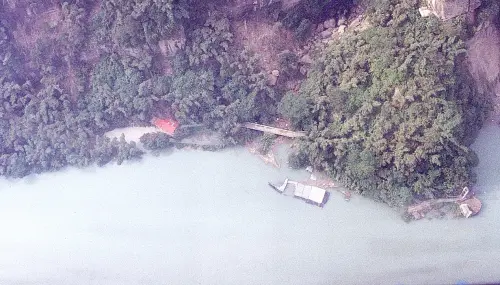 ▲921草嶺地震奪走草嶺村20幾條人命，原本的家園、橋樑都沒入大走山形成的新草嶺潭裡。（資料照片／記者顏幸如攝）