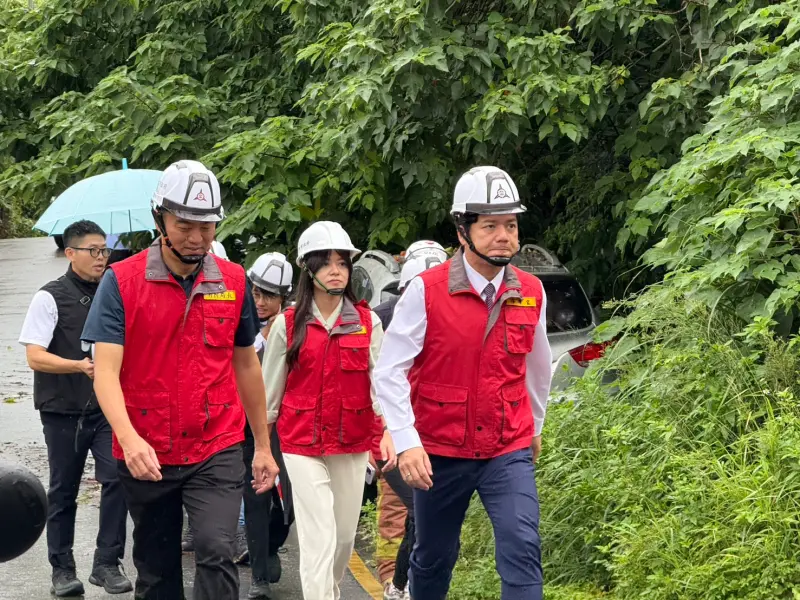 ▲豪雨狂炸導致新竹市香山區土牆倒塌，代理市長邱臣遠前往勘災。（圖／新竹市府提供）