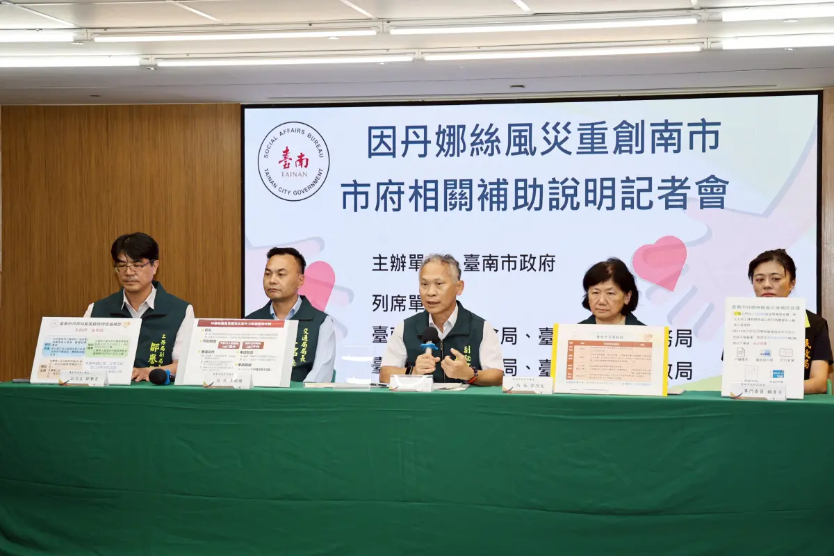 ▲南市府副秘書長尤天厚代表市長黃偉哲，率相關局處說明災損補、慰助標準。（圖／南市府提供）