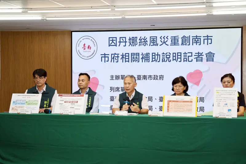 ▲南市府副秘書長尤天厚代表市長黃偉哲，率相關局處說明災損補、慰助標準。（圖／南市府提供）