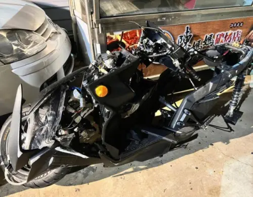 ▲機車行老闆透露，強化車台並不能「防止重大車禍保護龍頭」，僅能面對較輕微的擦撞，即便有裝強化車台，遇到巨大衝擊力龍頭依舊會潰縮。（圖/爆料公社）