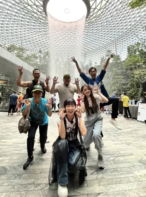 ▲《行！鬥陣出國去！》來到新加坡，大夥兒在聞名全球的機場旁賣場「星耀樟宜」的室內人工瀑布合影。（圖／公視台語台提供）