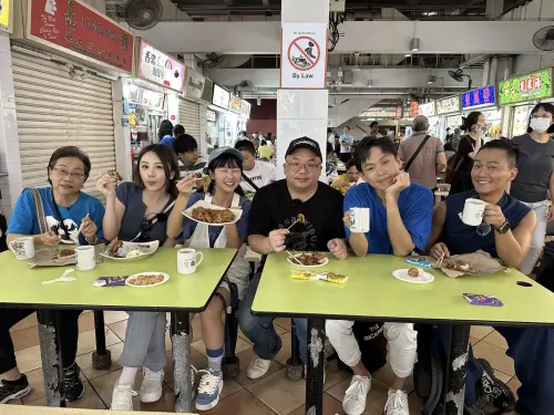 ▲在新加坡開台灣快炒餐廳的Tony（左四），帶台灣眾星品嘗當地的庶民美食。（圖／公視台語台提供）
