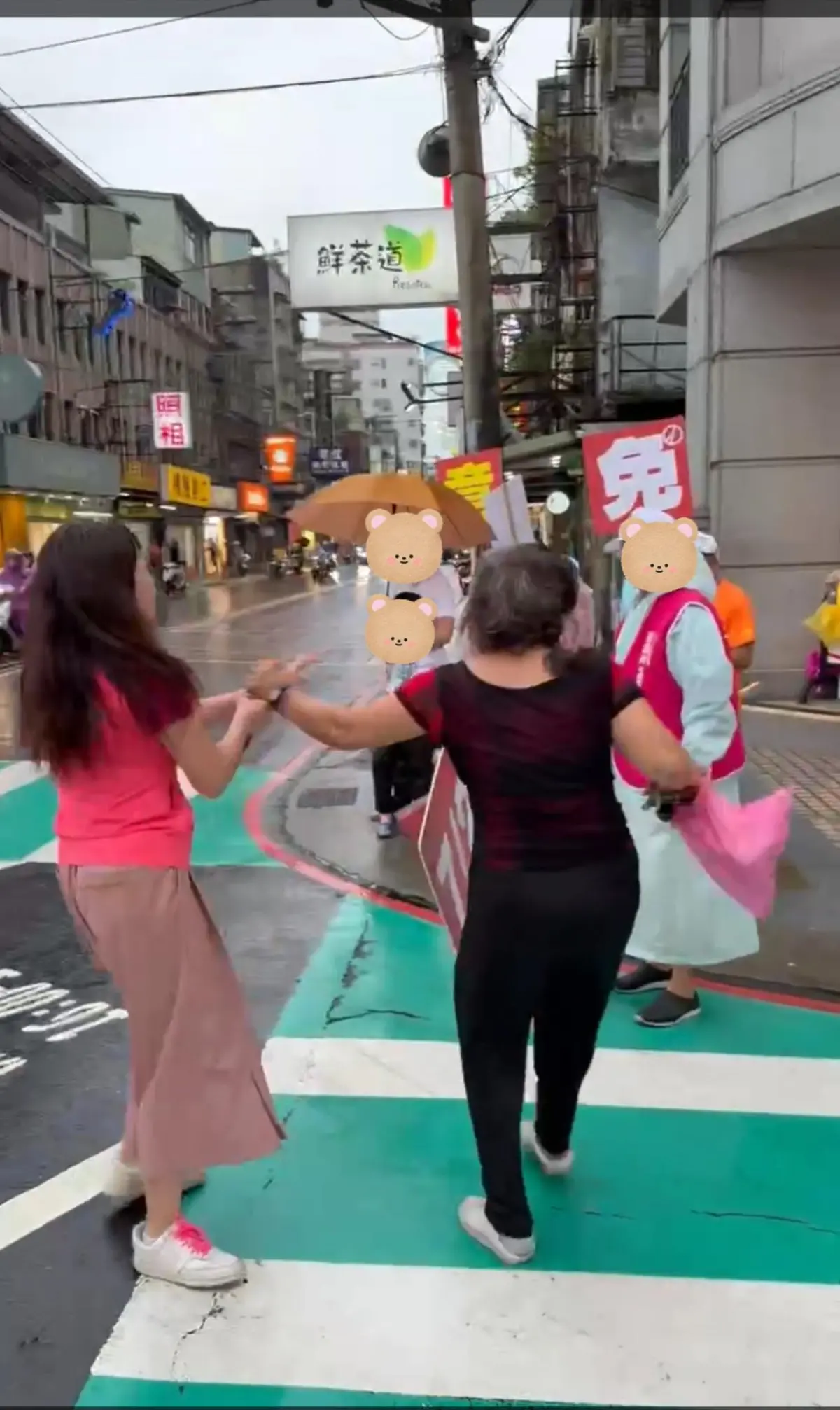 ▲新北市議員張嘉玲昨（9）日和罷團站路口宣講遇到失控路人襲擊。（圖／取自張嘉玲臉書）