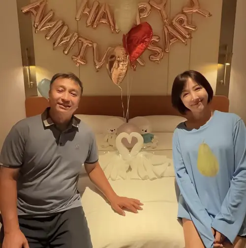 ▲余皓然(右)甜曬與王中平(左)閃照,凍齡美貌掀起網路熱議。(圖/余皓然IG) ▲余皓然(右)甜曬與王中平(左)閃照,凍齡美貌掀起網路熱議。(圖/余皓然IG)