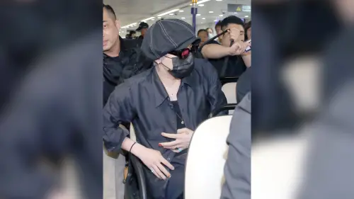 ▲GD抵達韓國機場，即將飛來台灣準備明（11）日的演唱會，一現身就被百名粉絲包圍，而他感覺心情不錯，步伐輕盈。（圖／桃園機場記者聯誼會提供）