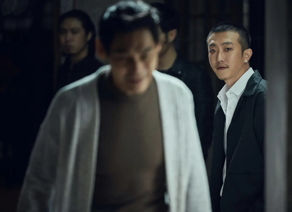 ▲張懷秋（右）扮演的「蠍子」回歸《角頭－鬥陣欸》，掀起新的恩怨情仇，更和本集加入的是元介飾演的警察針鋒相對，是元介坦言一上戲就非常討厭這個人。（圖／齊石傳播提供）