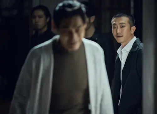 ▲張懷秋（右）扮演的「蠍子」回歸《角頭－鬥陣欸》，掀起新的恩怨情仇，更和本集加入的是元介飾演的警察針鋒相對，是元介坦言一上戲就非常討厭這個人。（圖／齊石傳播提供）