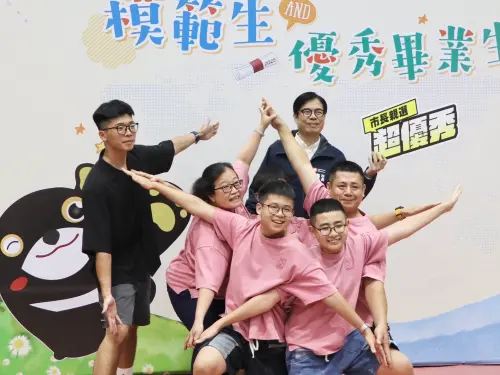 ▲茄萣區成功國小薛凱劼、與哥哥茄萣國中薛凱睿兩兄弟獲選模範生，他邀請哥哥與爸爸、媽媽與市長陳其邁合影時排成「無敵幸運星」。（圖／高市府教育局提供）