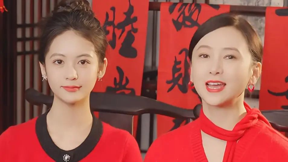 ▲56歲女星翁虹（右）日前才爆出分居19年總裁尪，並透露與老公的近況，近日出席活動聊到自己的17歲女兒劉蒔（左），談到與她約定要有「戀愛許可證」才能談戀愛，而她仙氣女兒正面照也曝光。（圖／翻攝自翁虹小紅書）