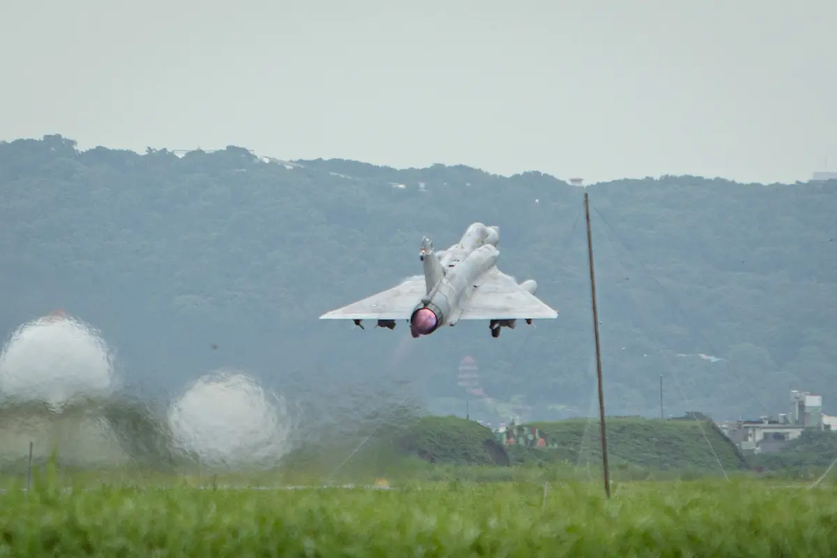 ▲漢光41號演習第二日，空軍新竹基地二聯隊幻象2000戰機轉場東部戰力保存。（圖／軍聞社提供）