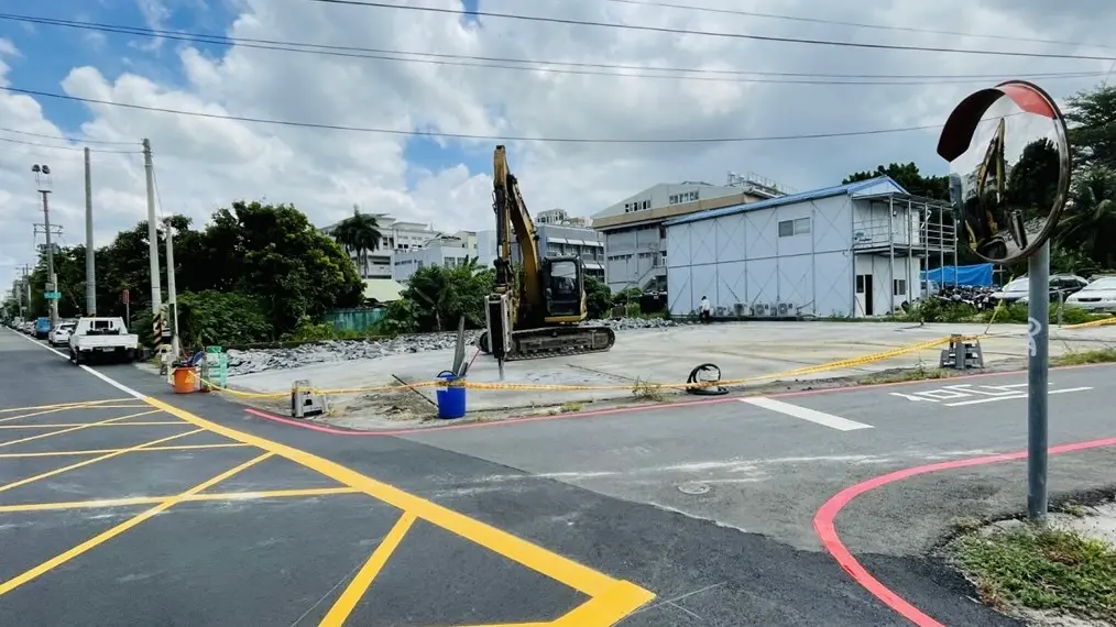 ▲麗欣建設「興華苑」新建案，領先配合興華重劃區在基地全區同步進行電纜地下化工程。畫面中建案周邊的電桿、電線，建商都會「自費」進行電纜地下化工程。（圖／翻攝畫面）