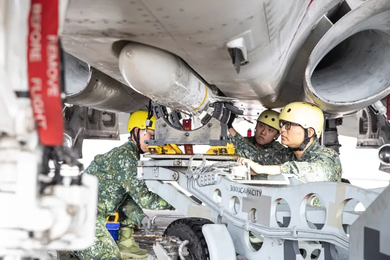 ▲漢光41號演習,IDF經國號戰機由地勤人員完成戰機潛力裝掛。(圖/軍聞社提供)