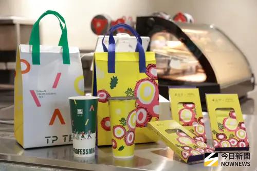 茶湯會公益聯名瑪利亞推勵志襪 羽球男神李洋現身力挺 ▲公益聯名「勵志(荔枝)襪」圖案,是由瑪利亞青年旻潔手繪,色彩繽紛亮麗,茶湯會門市消費不限金額,即享100元公益加購價。(圖/記者金武鳳攝,2025.7.10)