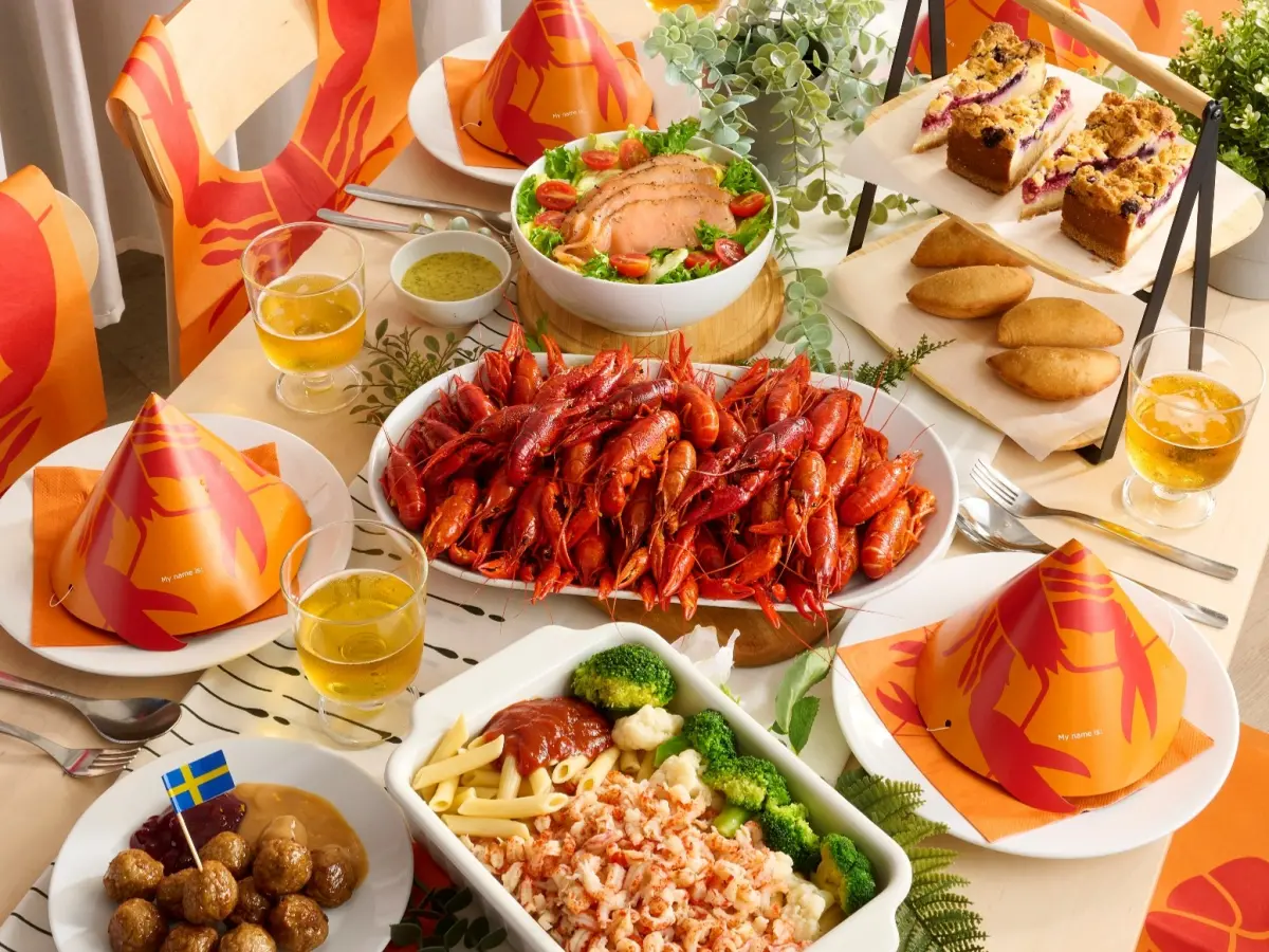 ▲IKEA小龍蝦回歸了，全台7間分店八月推出４人份小龍蝦派對餐，原價2600元，卡友優惠價1999元。（圖／IKEA提供）