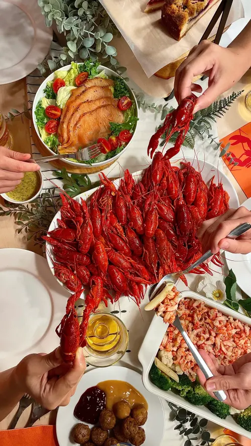 ▲小龍蝦派對共有6道料理,即日起採線上預約,全台嘉義城市店以外的7門市,8月份每周五開桌。(圖/IKEA提供) ▲小龍蝦派對共有6道料理,即日起採線上預約,全台嘉義城市店以外的7門市,8月份每周五開桌。(圖/IKEA提供)