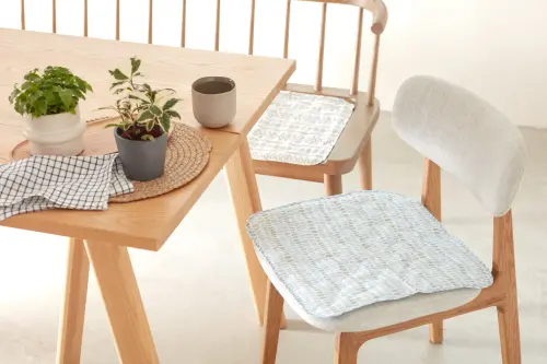 ▲沙發是客廳高溫重災區,但只要鋪上「奧可利冰涼蒟蒻墊系列」,就能立即達到降溫效果,提供從45公分至165公分等各式尺寸,輕鬆應對沙發與椅墊需求。(圖/HOLA提供) ▲沙發是客廳高溫重災區,但只要鋪上「奧可利冰涼蒟蒻墊系列」,就能立即達到降溫效果,提供從45公分至165公分等各式尺寸,輕鬆應對沙發與椅墊需求。(圖/HOLA提供)