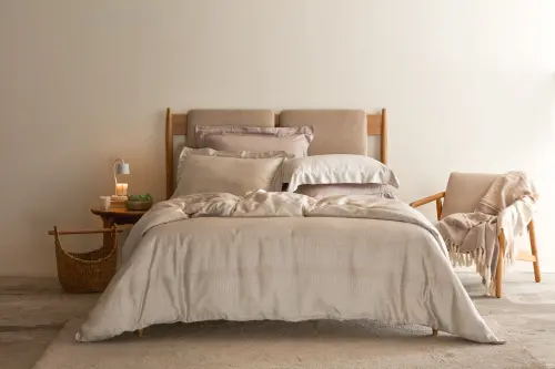 ▲「艾禮思300織天絲系列-南笙」以擁有極佳的吸濕性及透氣性的100% 天絲™萊賽爾纖維製成,結合專櫃級高密度 300 織紗 60 支的精細紡紗編織,打造「會呼吸的透氣面料」。(圖/HOLA提供) ▲「艾禮思300織天絲系列-南笙」以擁有極佳的吸濕性及透氣性的100% 天絲™萊賽爾纖維製成,結合專櫃級高密度 300 織紗 60 支的精細紡紗編織,打造「會呼吸的透氣面料」。(圖/HOLA提供)