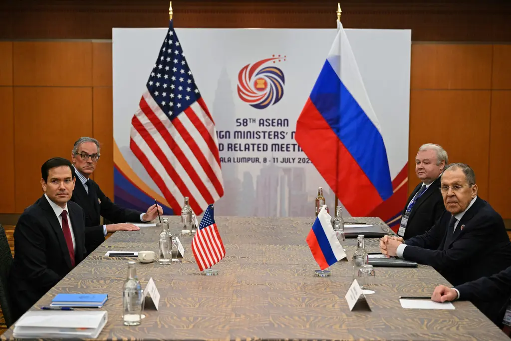 ▲美國國務卿盧比歐（Marco Rubio）今（10）日在東協外長會議上，與俄羅斯外交部長拉夫羅夫（Sergei Lavrov）舉行場邊單獨會晤，盧比歐會後表示，雙方就烏克蘭問題進行了「坦誠的溝通」。（圖／美聯社／達志影像）