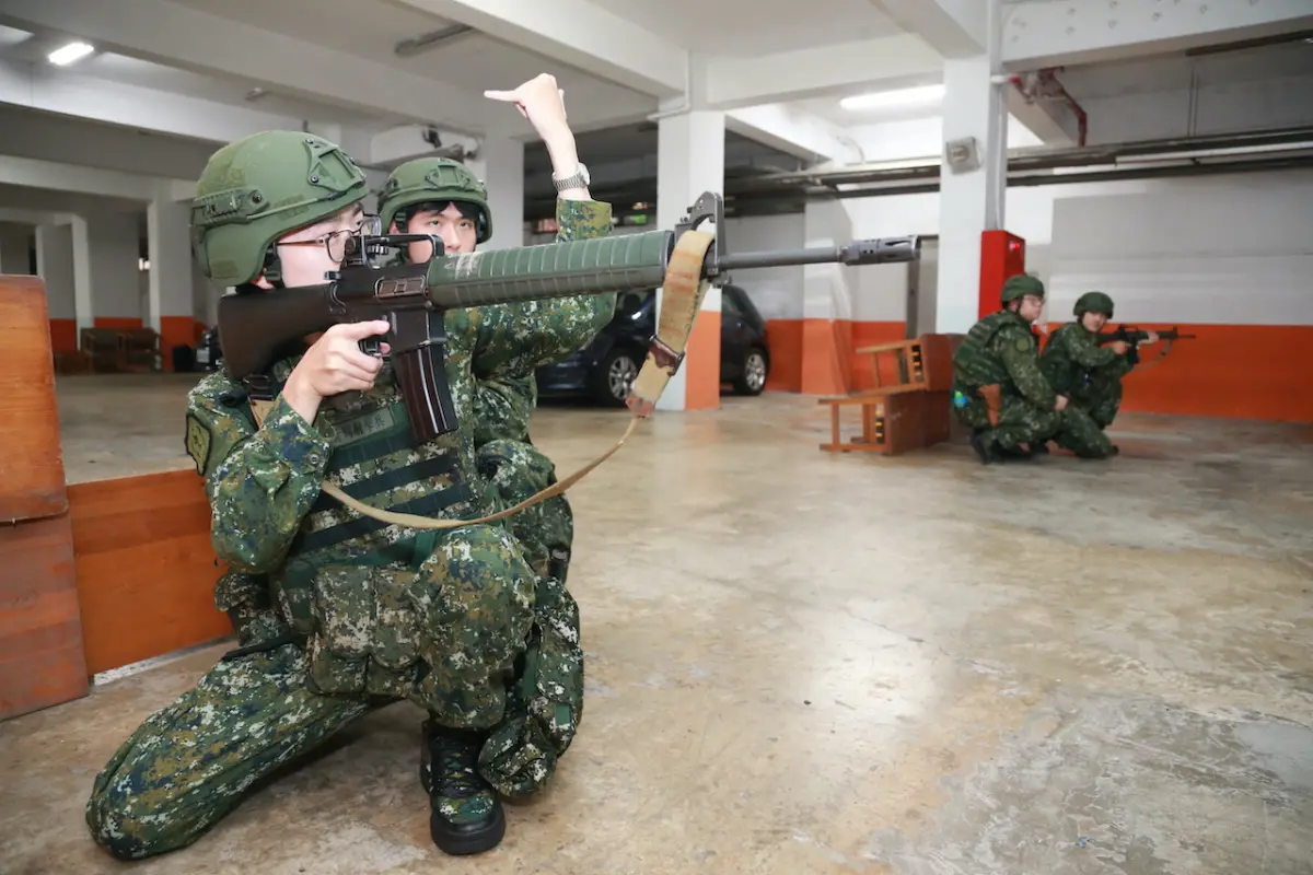 ▲台中市後備第一旅召員演練建築物搜索。（圖／後備指揮部提供）