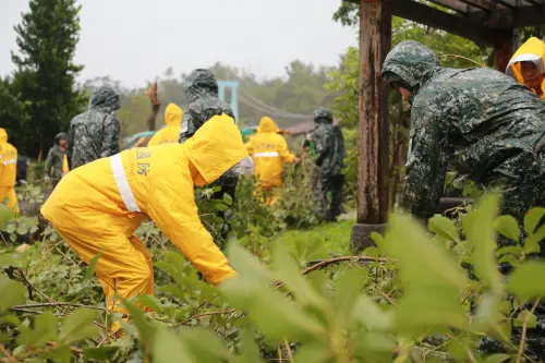 ▲嘉義竹崎鄉後備軍人輔導中心幹部協助災後復原。(圖/後備指揮部提供) ▲嘉義竹崎鄉後備軍人輔導中心幹部協助災後復原。(圖/後備指揮部提供)