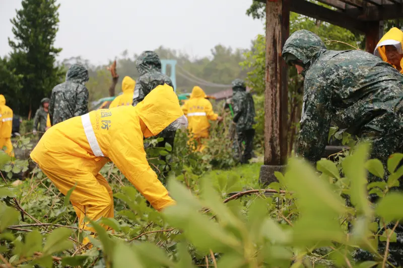 ▲嘉義竹崎鄉後備軍人輔導中心幹部協助災後復原。(圖/後備指揮部提供)