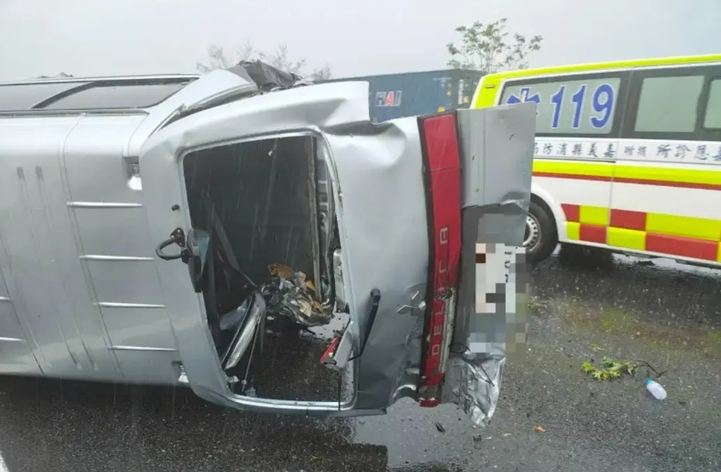 ▲嘉義縣忠和國中棒球隊在前往台東參加紅葉盃比賽途中發生嚴重車禍。（圖／台南市消防局提供）