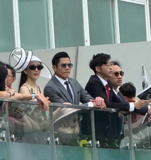 ▲郭富城（左三）穿著西裝站馬場前台，氣質出眾成熟男人味迷人。（圖／小紅書）