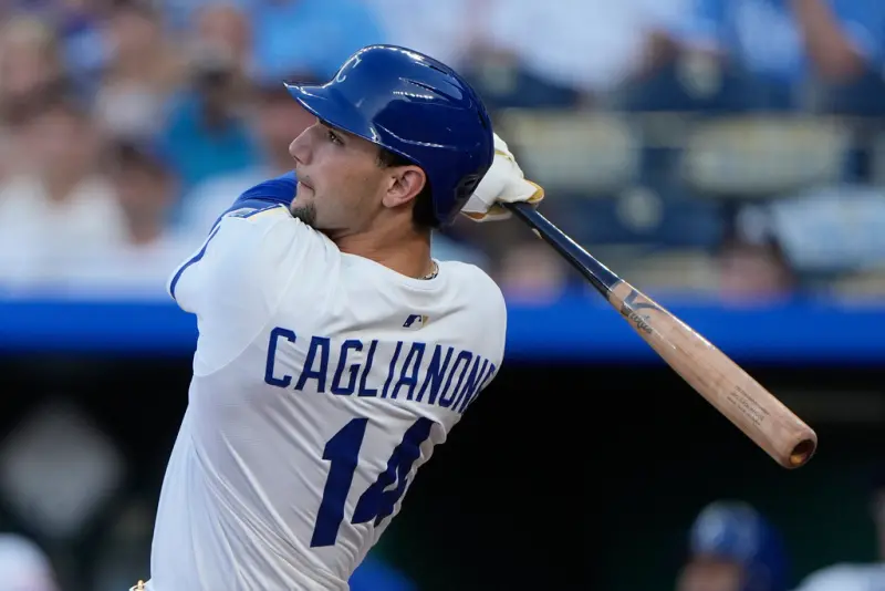 ▲堪薩斯市皇家隊的「大谷二世」Jac Caglianone登上美國職業棒球大聯盟舞台。台灣時間7月10日對戰海盜隊的比賽中，這位年僅22歲的外野手在6局下轟出一支遠達466英尺。（圖／美聯社／達志影像）