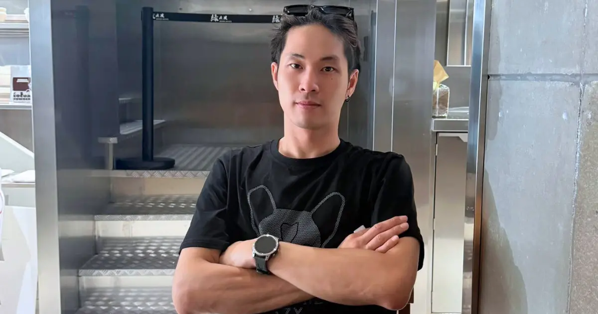 ▲泰國一間電池商店老闆因只包著浴巾上班，健壯的身材讓他爆紅。（圖／翻攝自臉書）