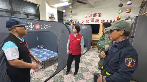 周春米晚間前往收容所探視,提供新式防災帳棚,每戶獨立空間兼顧隱私與休息品質 ▲周春米晚間前往收容所探視,提供新式防災帳棚,每戶獨立空間兼顧隱私與休息品質。(圖/屏東縣府提供)