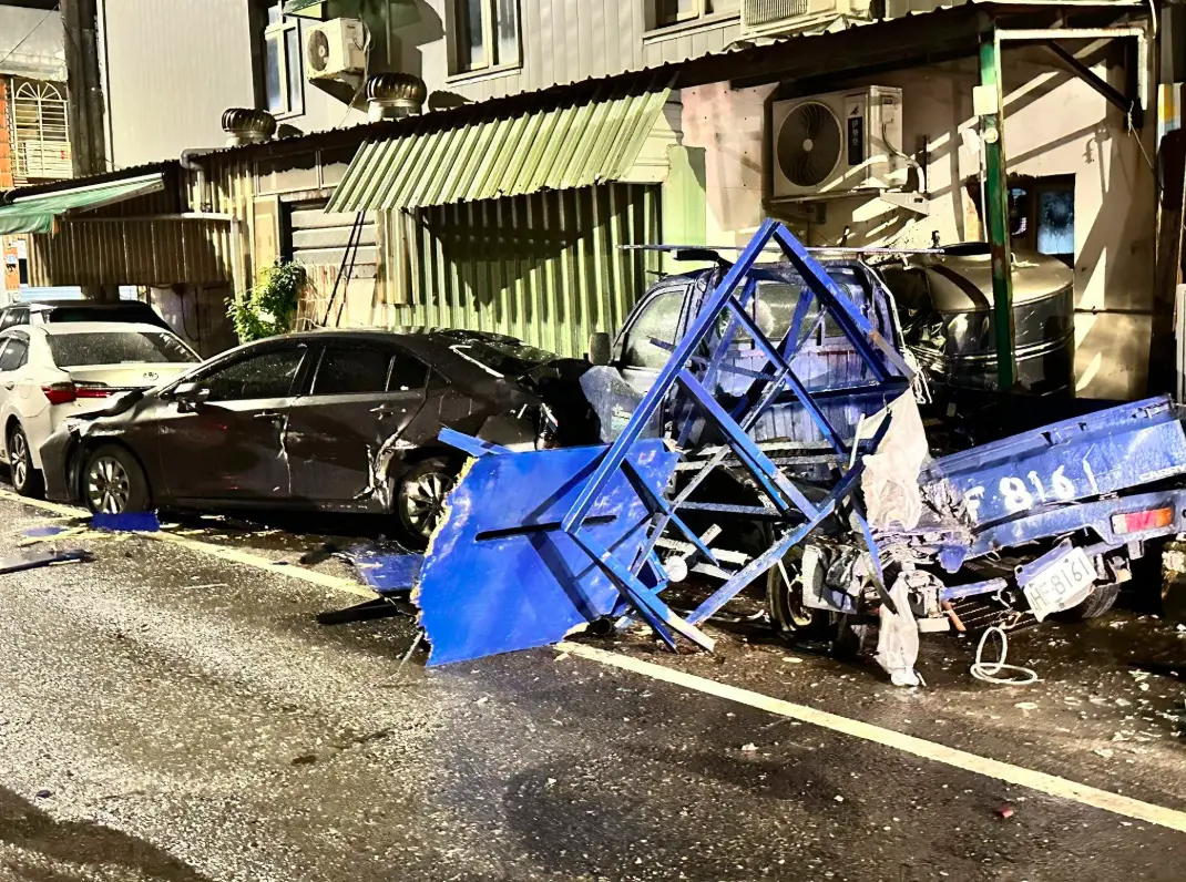 ▲一輛自走砲車日前行經桃園新屋區，疑因不熟路況，不慎撞到民宅及停放路旁的車輛。（圖／翻攝畫面）