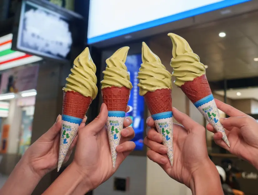 ▲全家7/11推出霜淇淋買一送一三天，慶祝全家小編生日，餅乾紙套還是特製版成「生日帽」。（圖/全家提供）