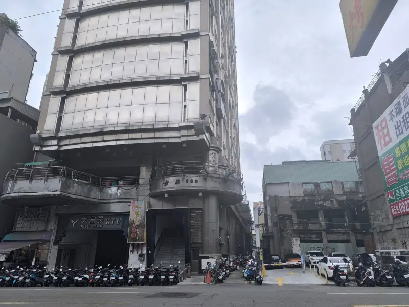 ▲台中市中區「金殿888」大樓被封是全台中最恐怖的樓，不少住客出面分享真實居住感受引發討論。（圖／路上觀察學院臉書）